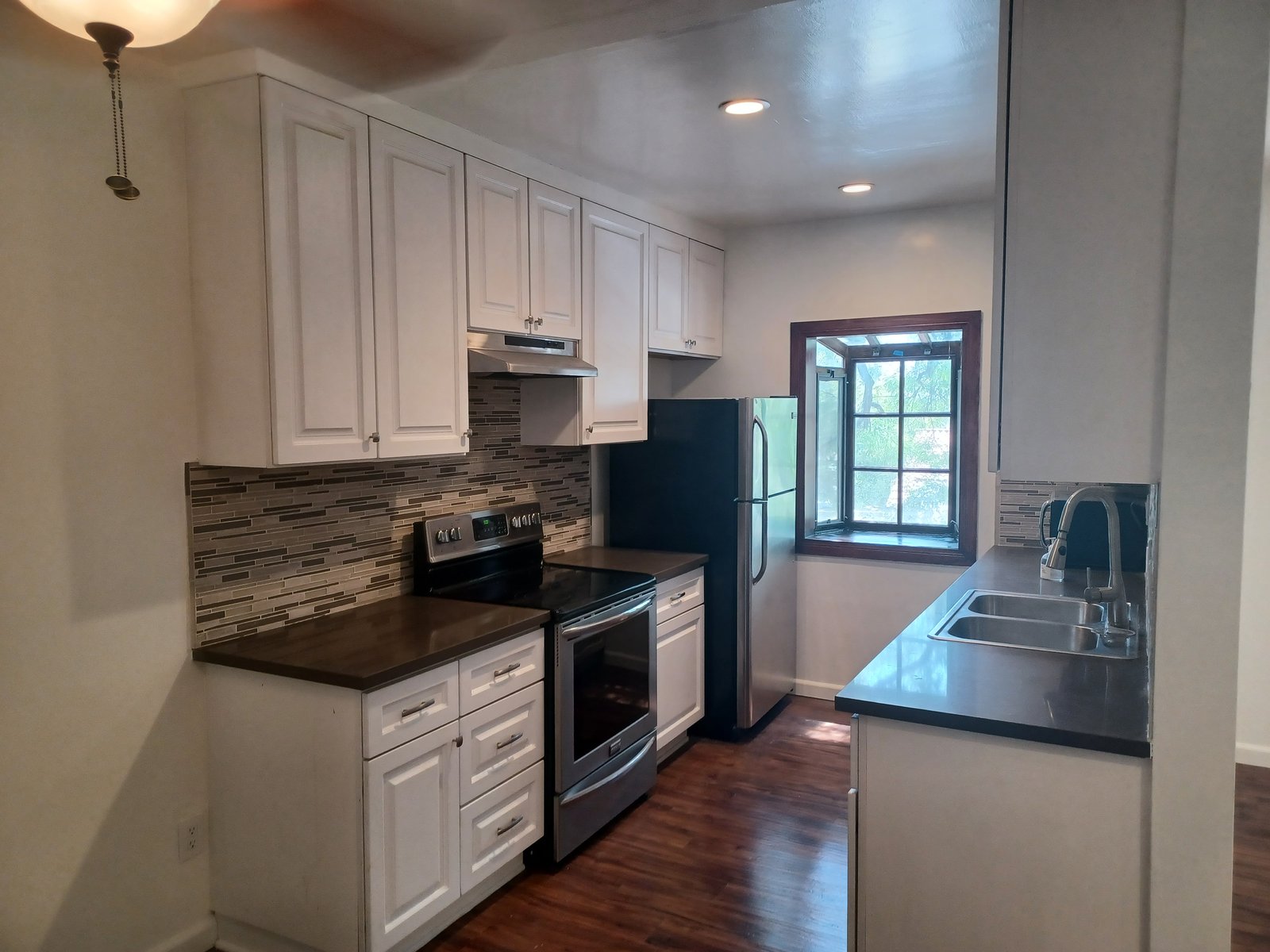 Unit E kitchen, original unaltered photo