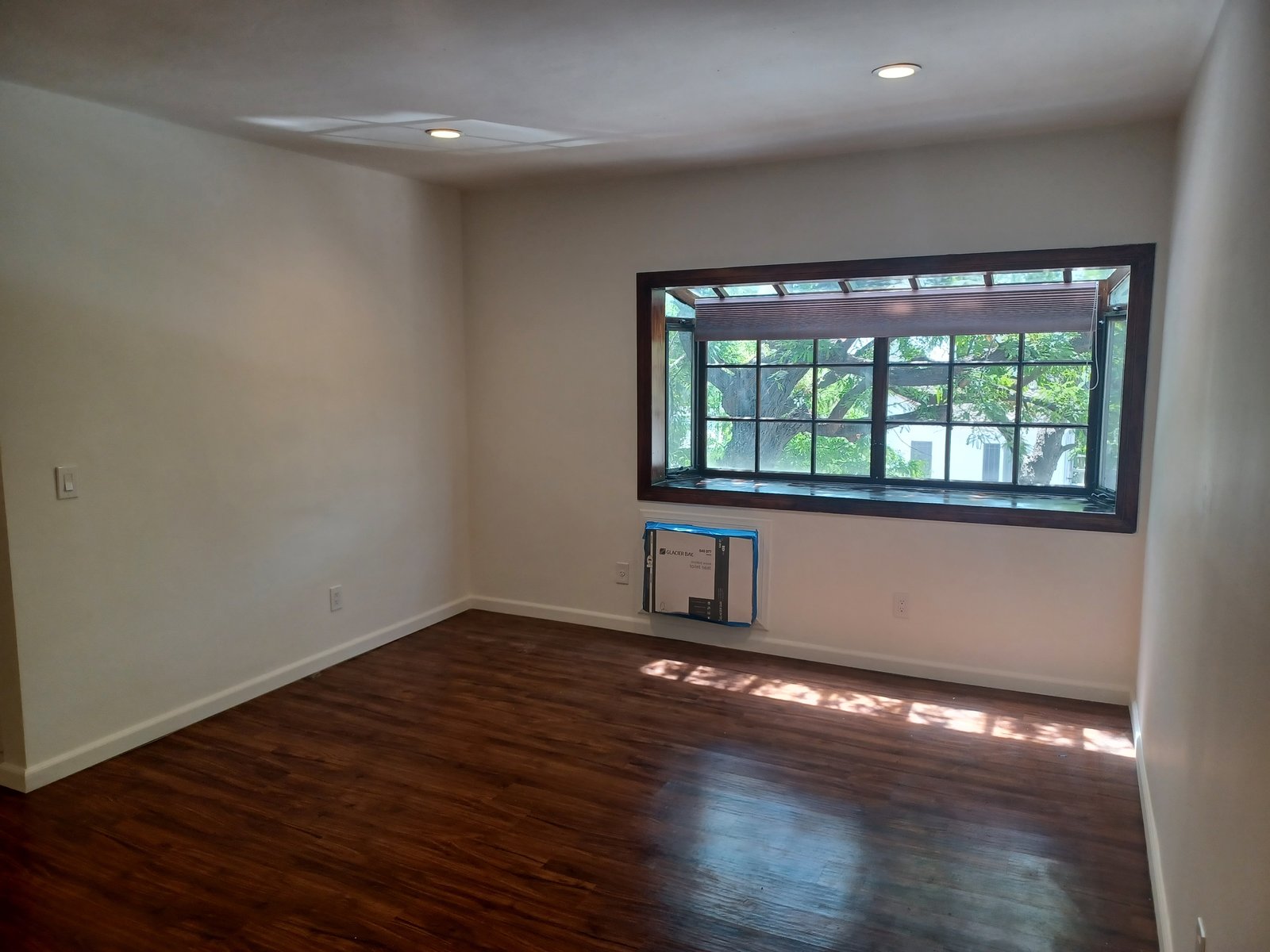 Unit E bedroom, original unaltered photo